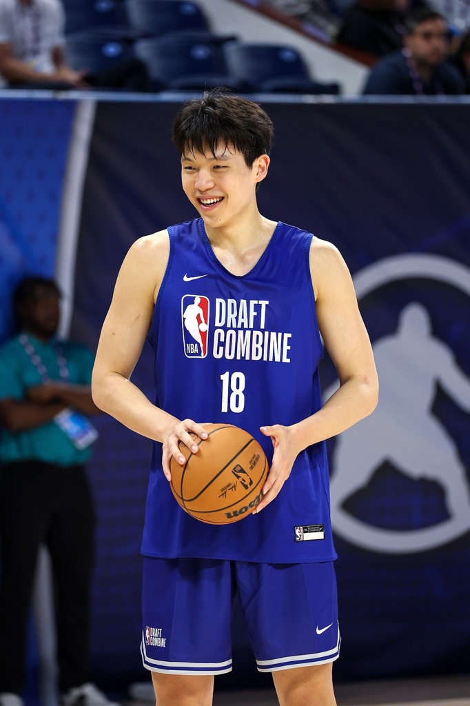 媒体人:杨瀚森在芝加哥将继续接受官方培训 并参加球队单独面试